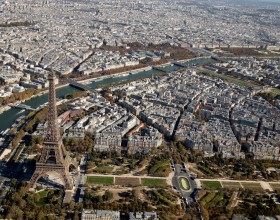 Vue aérienne sur la tour Eiffel